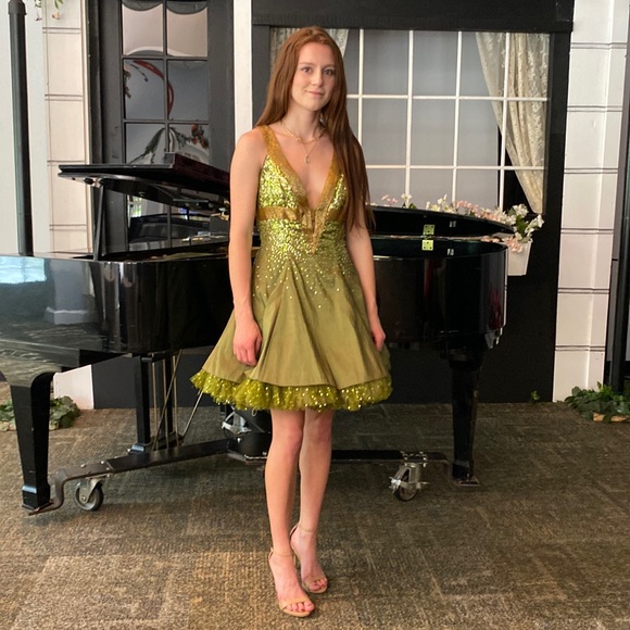 Jovani Dresses & Skirts - Jovani Woman’s silly fun mini in green